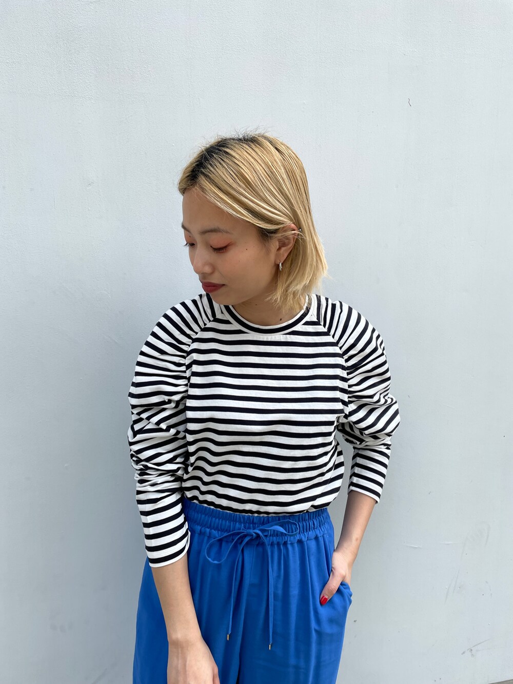 ブルー系のテーラードジャケット、ホワイト系のTシャツ/カットソー、ブルー系のその他パンツを着用したレディースの春コーディネートの3枚目の写真