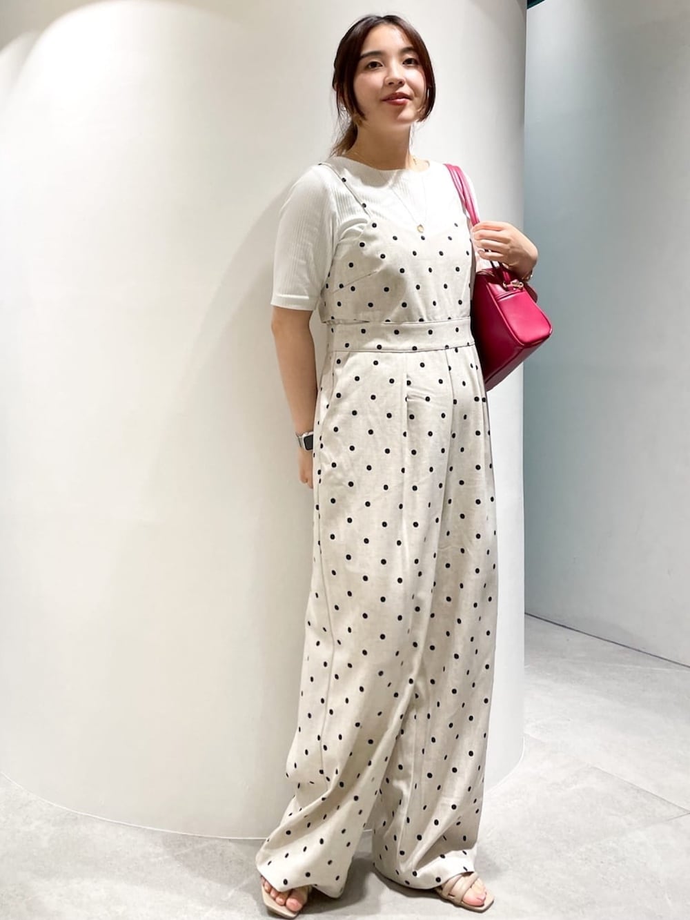 ベージュ系のサロペット/オーバーオール、ホワイト系のTシャツ/カットソー、ベージュ系のサンダルを着用したレディースの夏コーディネートの3枚目の写真