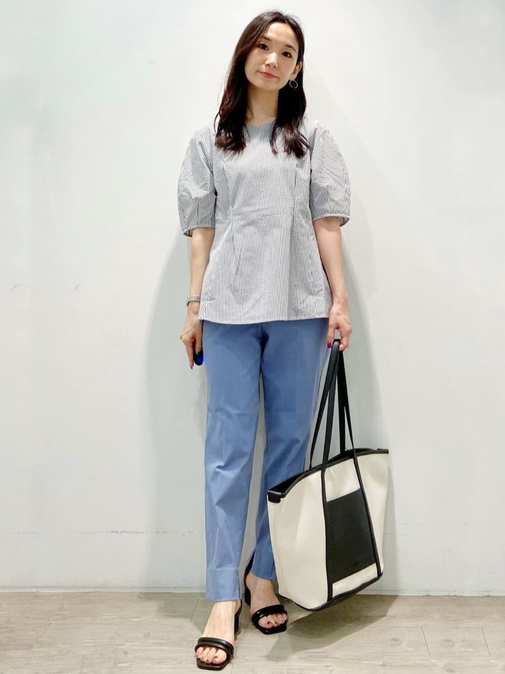 ホワイト系のシャツ/ブラウス、ブルー系のその他パンツ、ブラック系のサンダルを着用したレディースの夏コーディネートの3枚目の写真