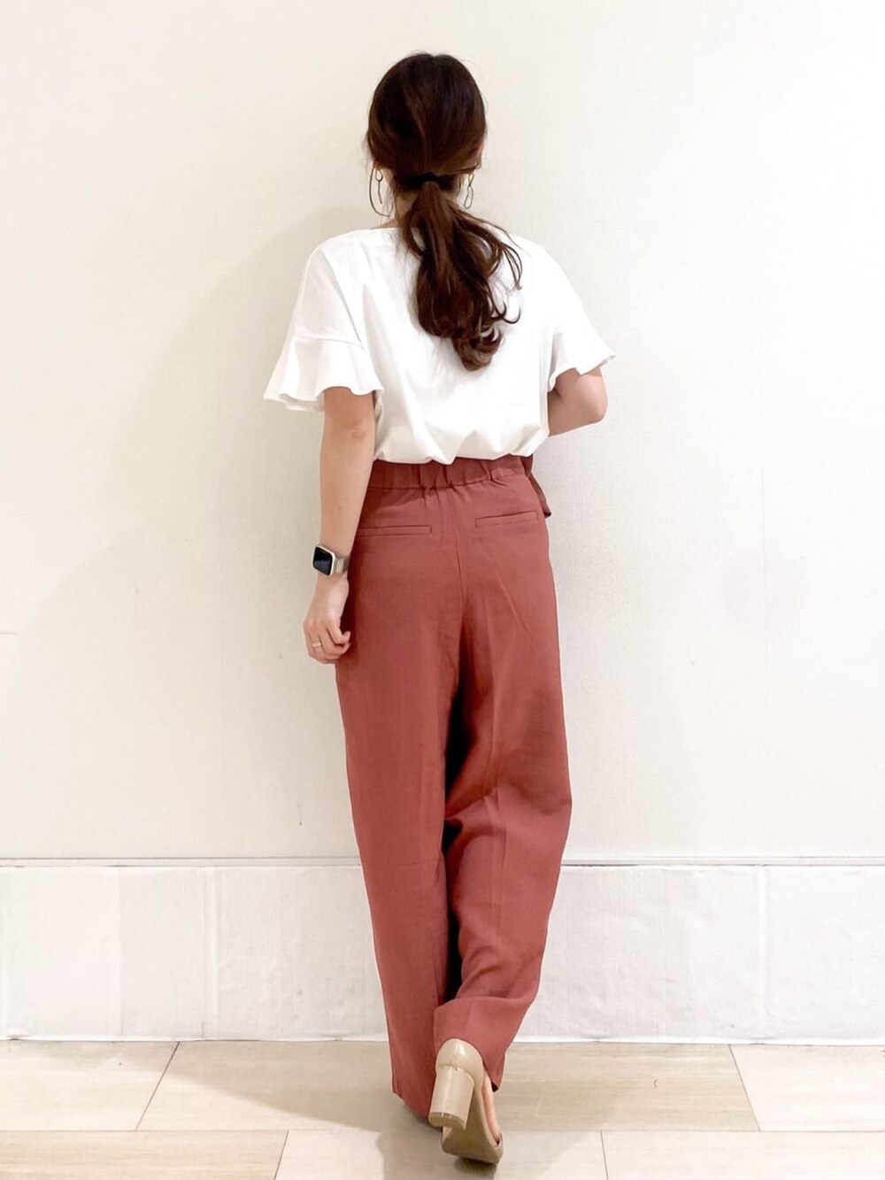 ホワイト系のTシャツ/カットソー、レッド系のその他パンツ、レッド系のテーラードジャケットを着用したレディースの春コーディネートの3枚目の写真
