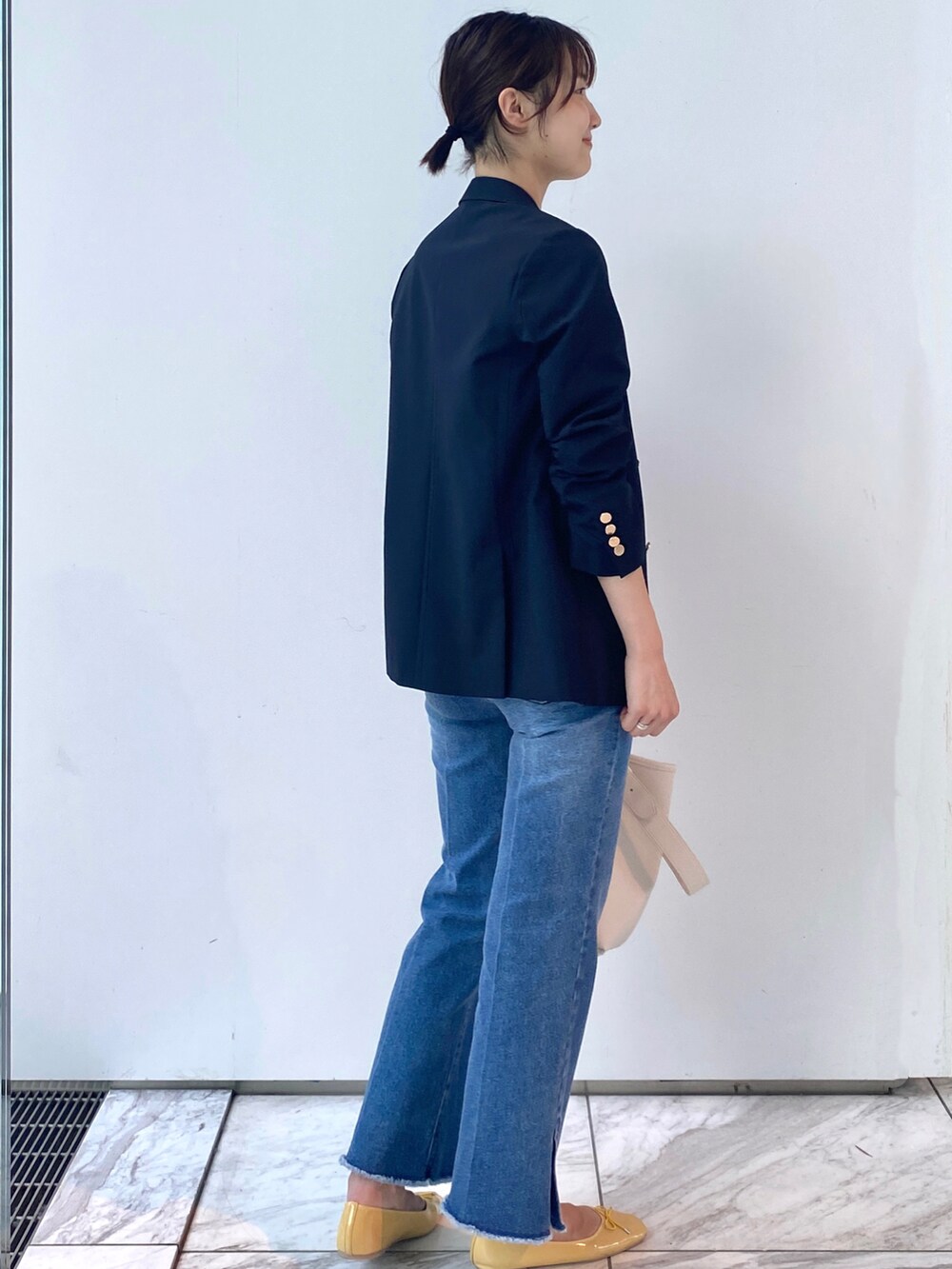 ブルー系のテーラードジャケット、ホワイト系のTシャツ/カットソー、ホワイト系のトートバッグを着用したレディースの夏コーディネートの2枚目の写真