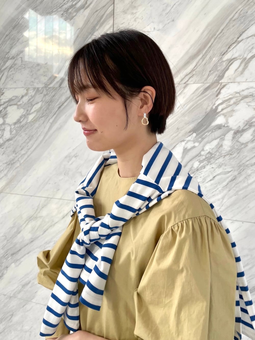 ベージュ系のシャツ/ブラウス、ホワイト系のその他パンツを着用したレディースの冬コーディネートの2枚目の写真