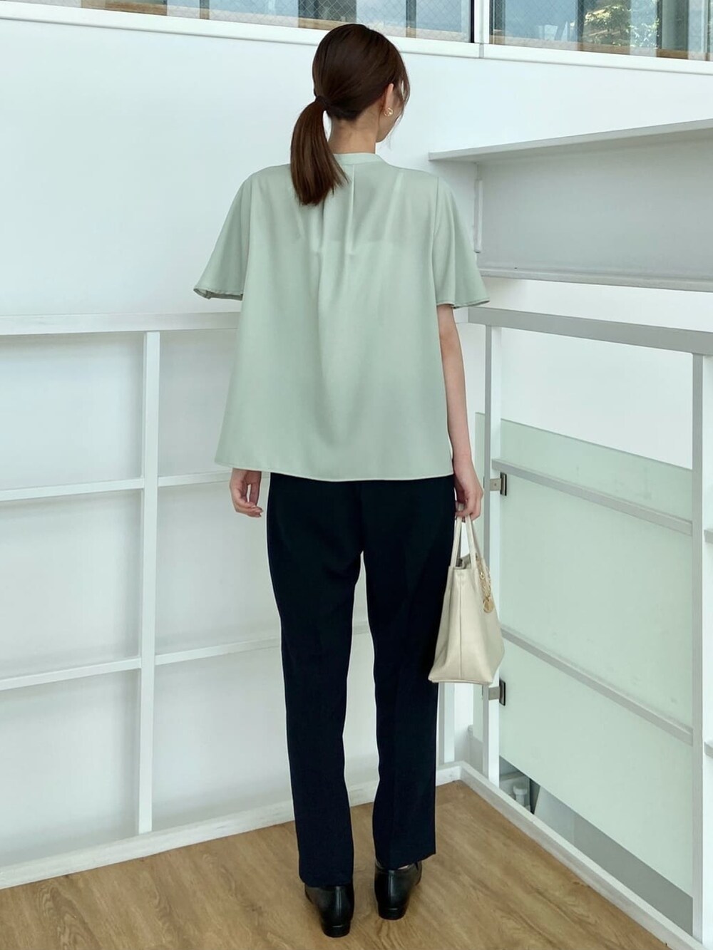 グリーン系のシャツ/ブラウス、ブラック系のその他パンツ、ベージュ系のトートバッグを着用したレディースの夏コーディネートの3枚目の写真