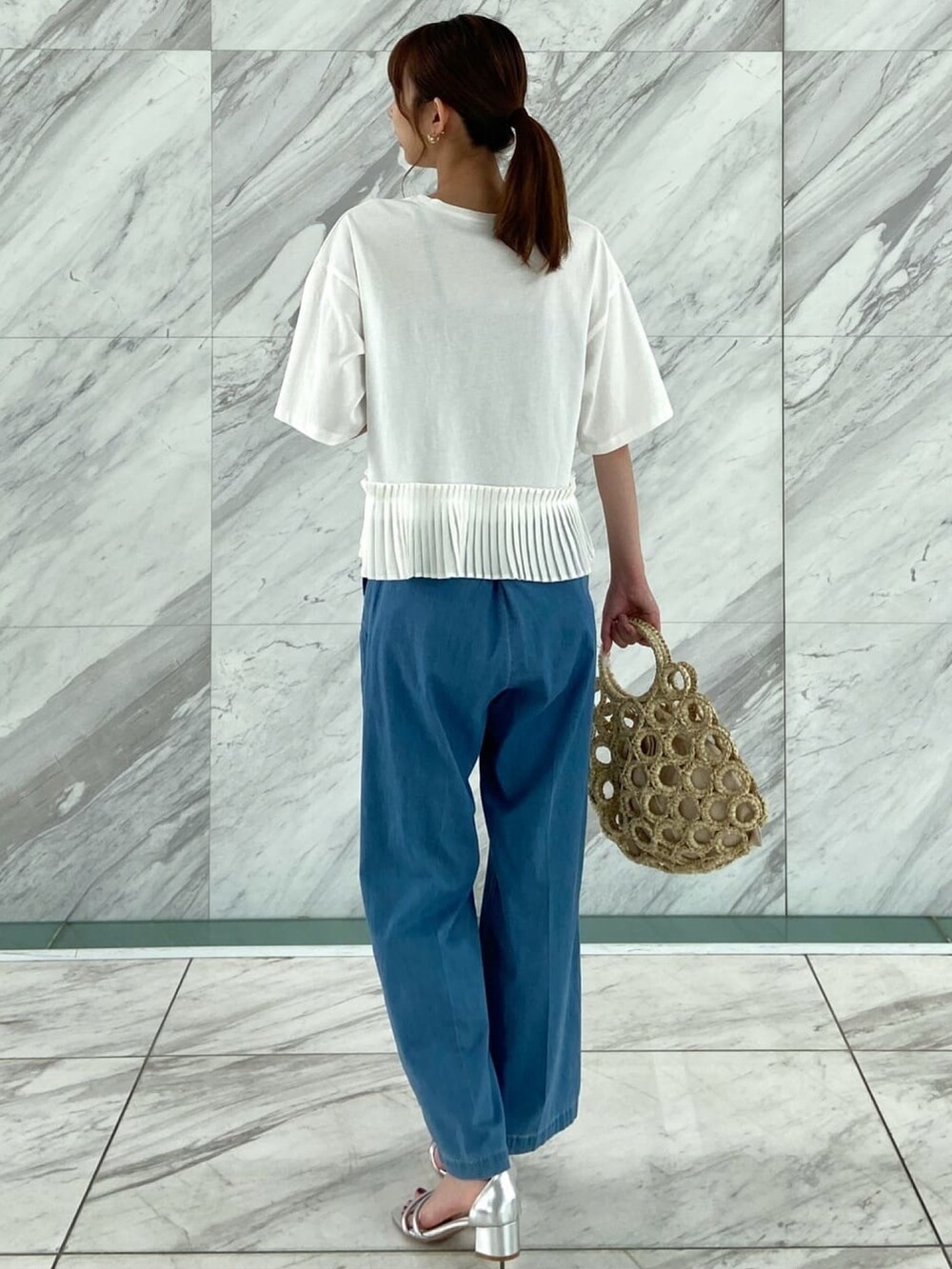 ホワイト系のTシャツ/カットソー、ブルー系のデニムパンツ、ホワイト系のハンドバッグを着用したレディースの夏コーディネートの4枚目の写真