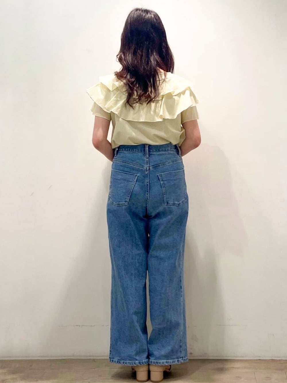 イエロー系のシャツ/ブラウス、ブルー系のデニムパンツ、ホワイト系のショルダーバッグを着用したレディースの春コーディネートの7枚目の写真