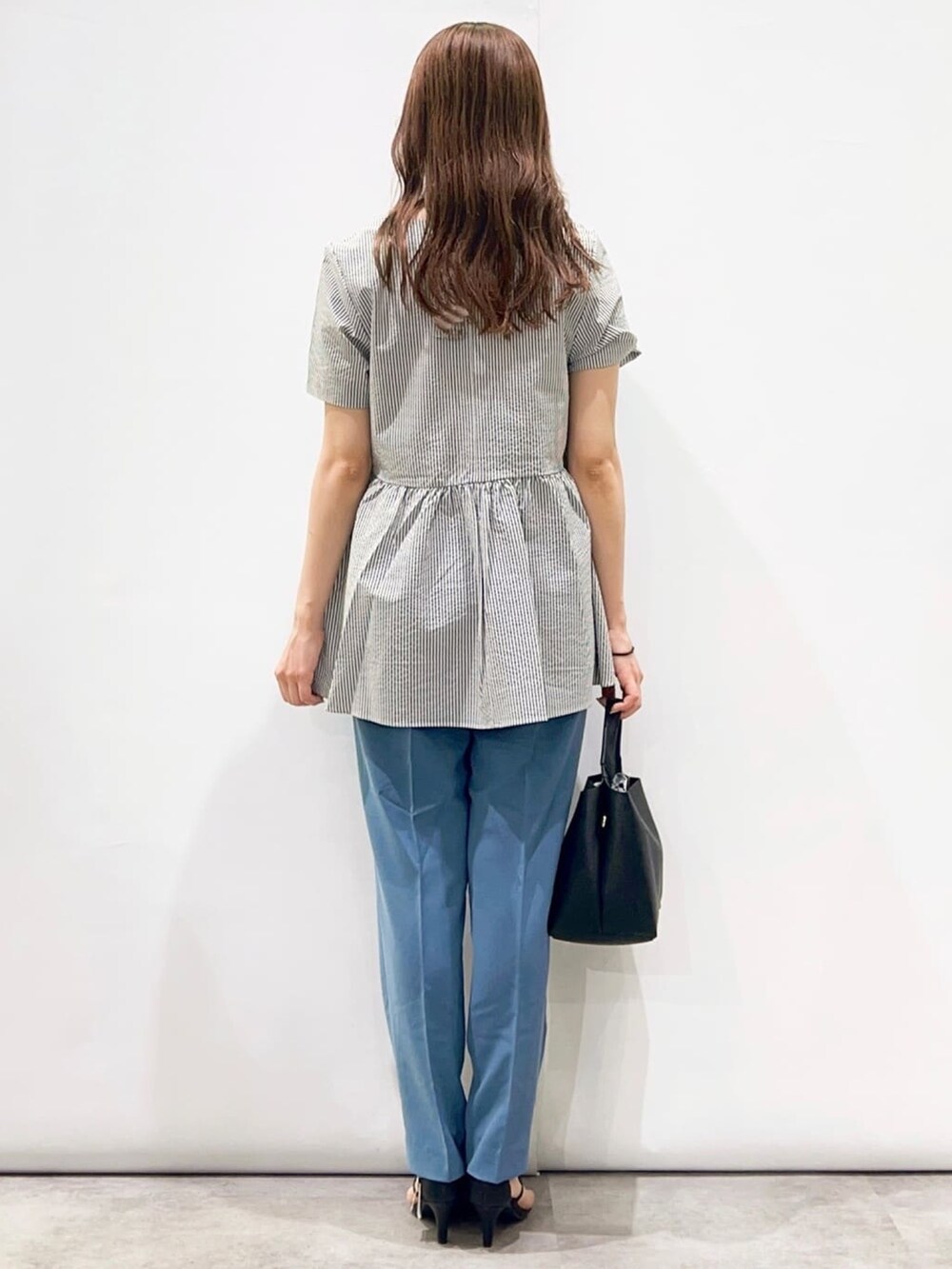 ホワイト系のシャツ/ブラウス、ブルー系のその他パンツ、ブラック系のショルダーバッグを着用したレディースの夏コーディネートの3枚目の写真