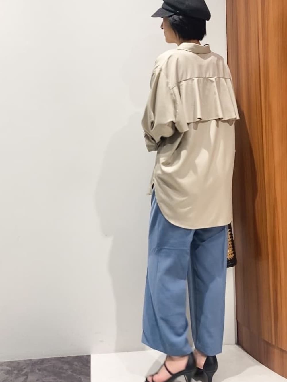 ベージュ系のシャツ/ブラウス、ホワイト系のタンクトップ、ブルー系のその他パンツを着用したレディースの春コーディネートの2枚目の写真