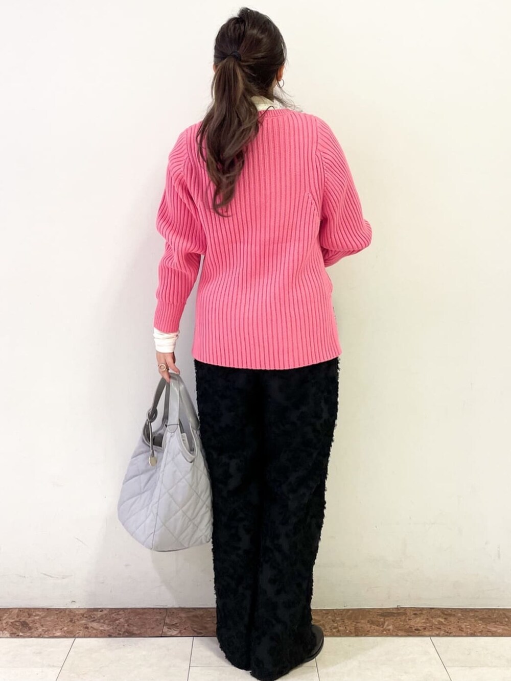 ブラック系のその他パンツ、グレー系のトートバッグ、ピンク系のニット/セーターを着用したレディースの秋コーディネートの3枚目の写真