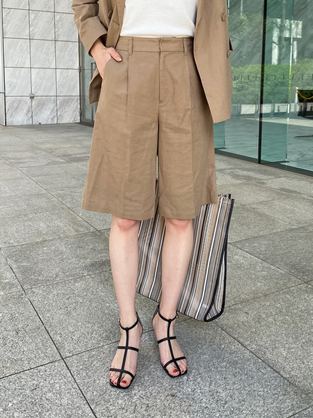 ブラウン系のその他パンツ、ホワイト系のTシャツ/カットソー、ブラウン系のテーラードジャケットを着用したレディースの春コーディネートの5枚目の写真