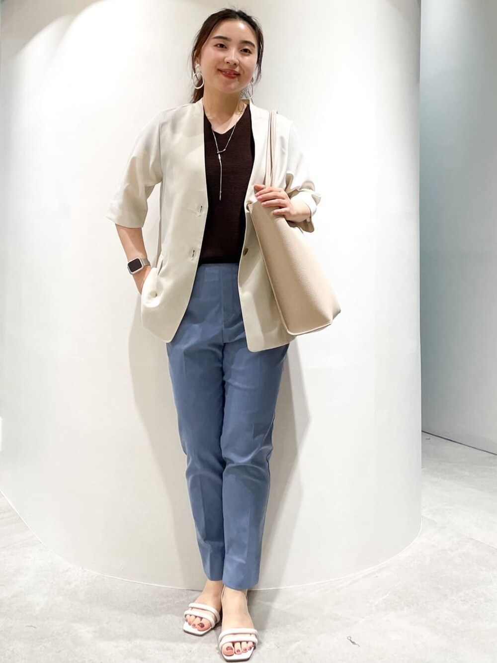 ブルー系のその他パンツ、ベージュ系のトートバッグ、ベージュ系のノーカラージャケットを着用したレディースの夏コーディネートの2枚目の写真