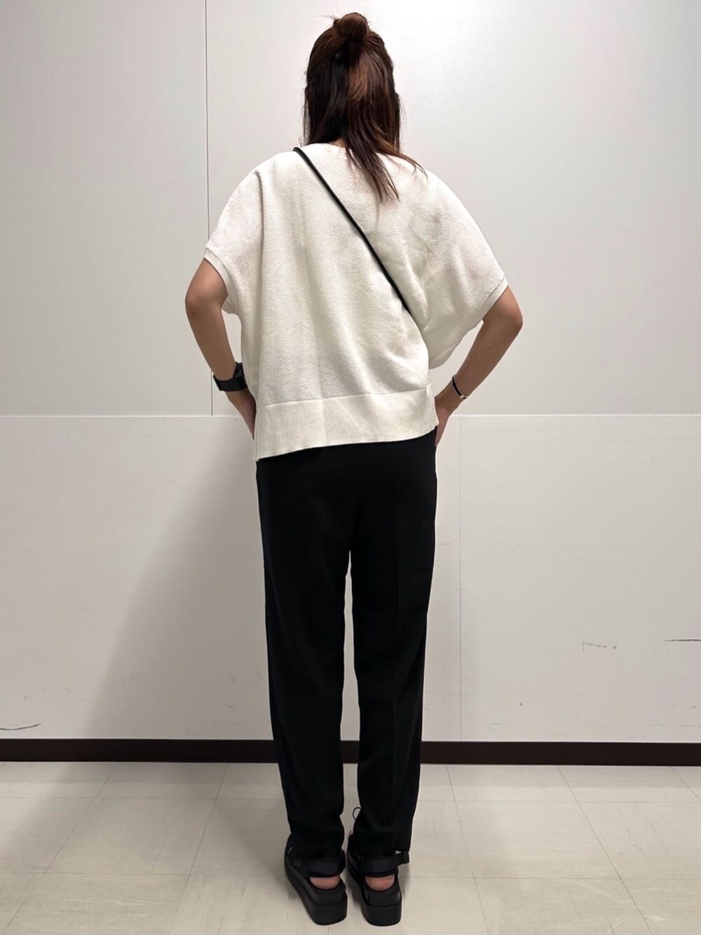 ホワイト系のショルダーバッグ、ブラック系のその他パンツ、ブラック系のサンダルを着用したレディースの夏コーディネートの4枚目の写真