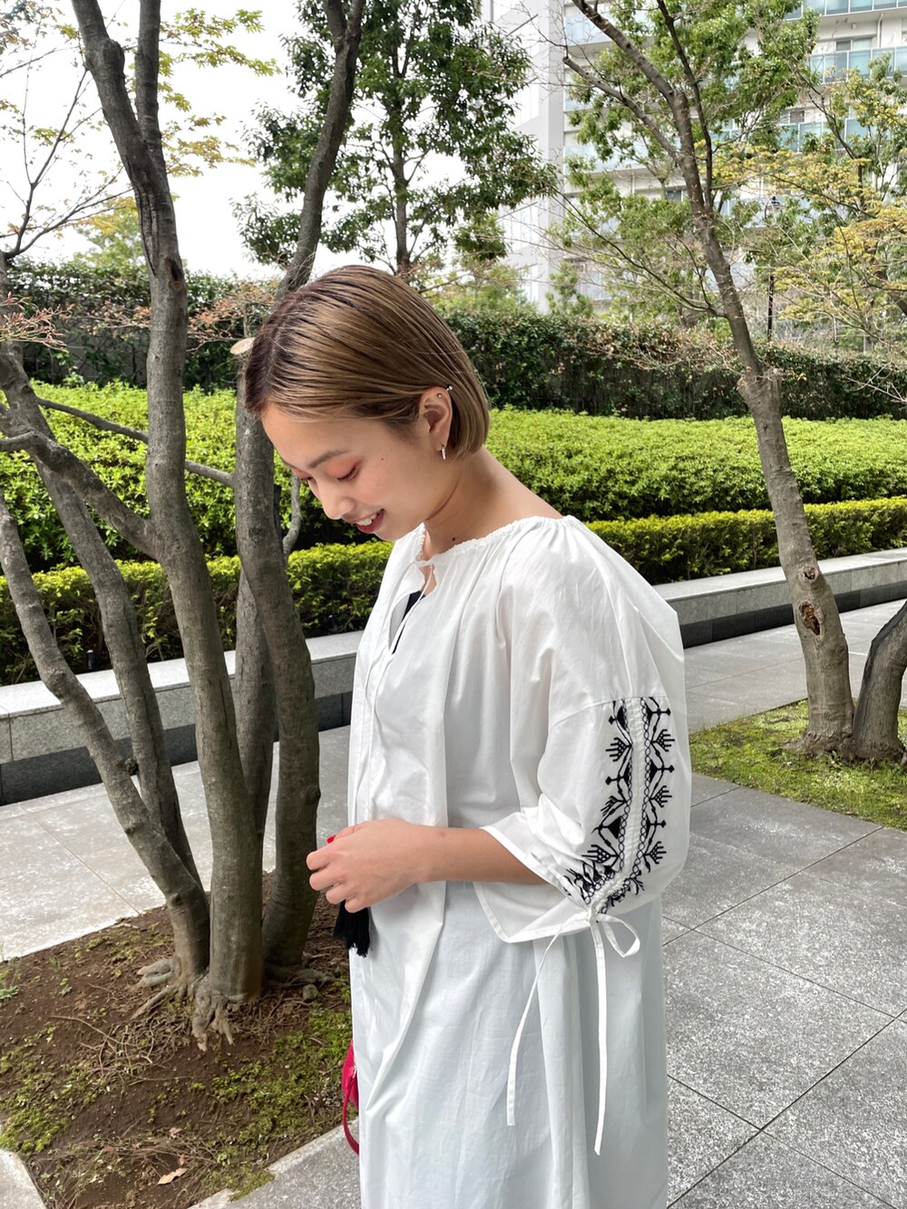 ホワイト系のワンピース、ブルー系のその他パンツ、ブラック系のサンダルを着用したレディースの春コーディネートの2枚目の写真