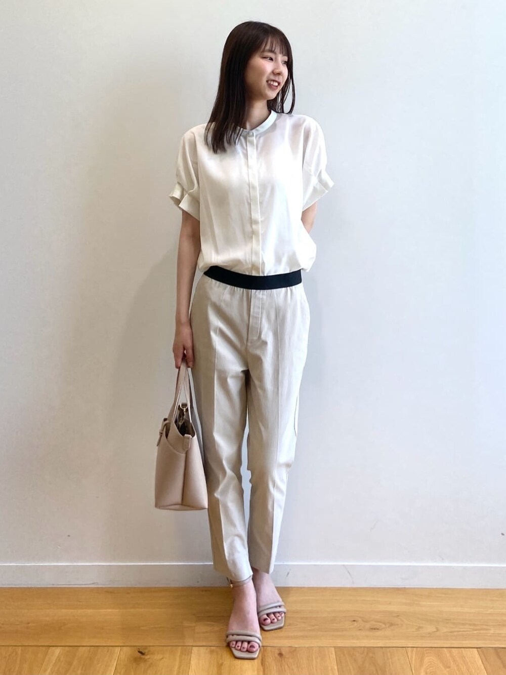ホワイト系のシャツ/ブラウス、ベージュ系のその他パンツ、ベージュ系のトートバッグを着用したレディースの夏コーディネートの2枚目の写真