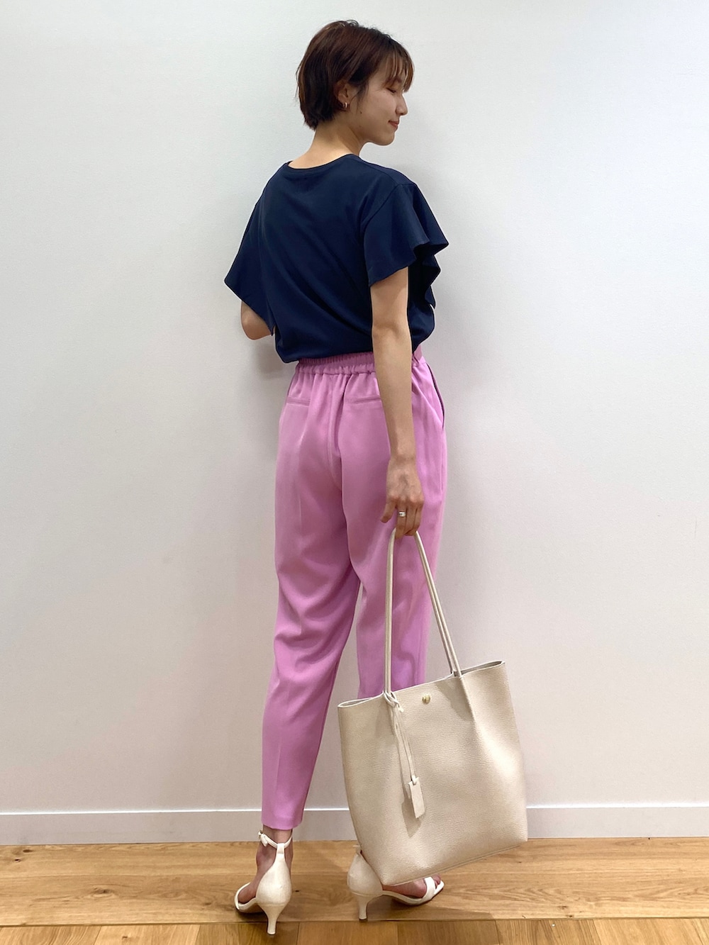 ブルー系のTシャツ/カットソー、ピンク系のその他パンツ、ホワイト系のサンダルを着用したレディースの夏コーディネートの3枚目の写真