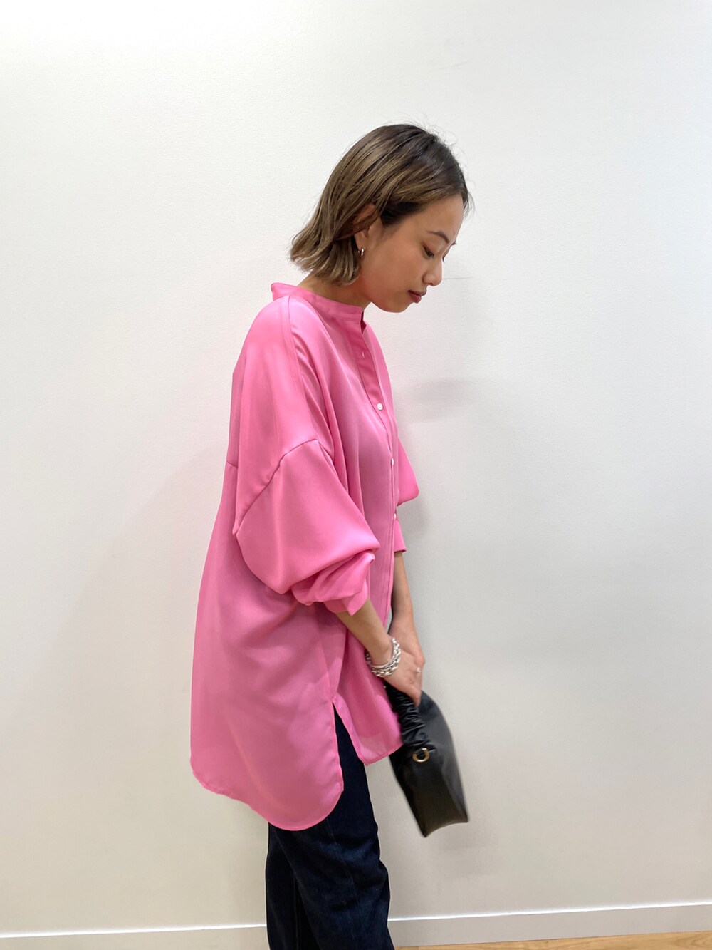 ピンク系のシャツ/ブラウス、ブルー系のデニムパンツ、ブラック系のショルダーバッグを着用したレディースの夏コーディネートの3枚目の写真