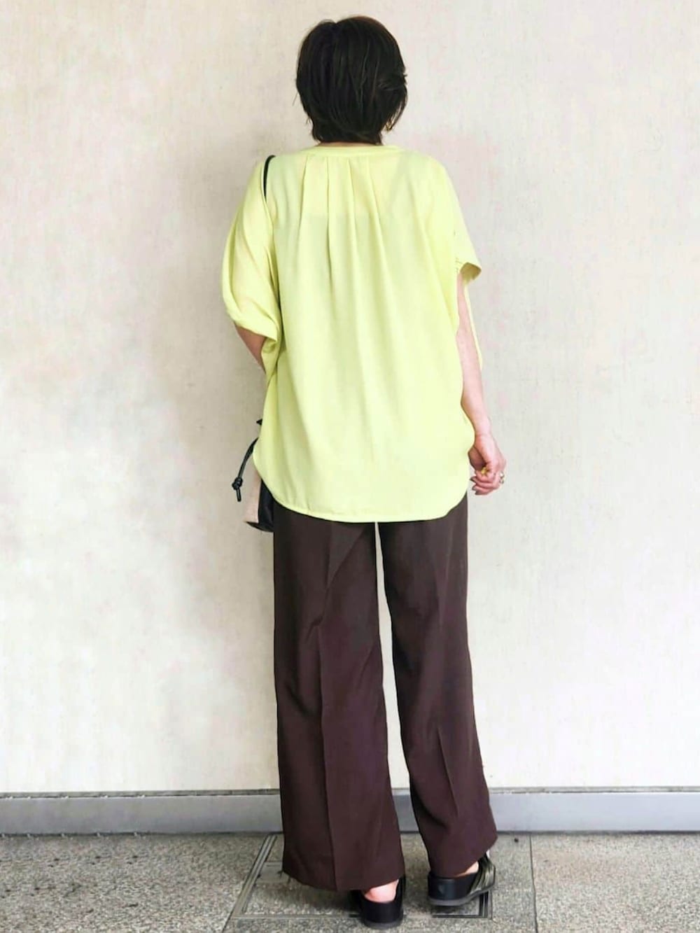 グリーン系のTシャツ/カットソー、グリーン系のサンダル、ブラウン系のその他パンツを着用したレディースの夏コーディネートの5枚目の写真