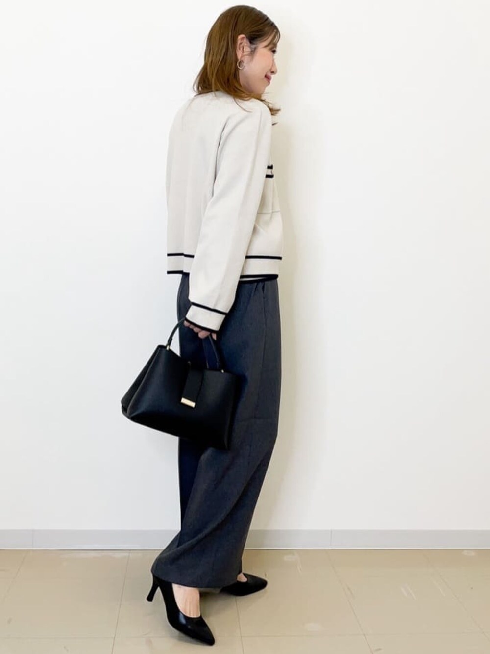 グレー系のその他パンツ、ホワイト系のカーディガン/ボレロ、ホワイト系のニット/セーターを着用したレディースの春コーディネートの3枚目の写真