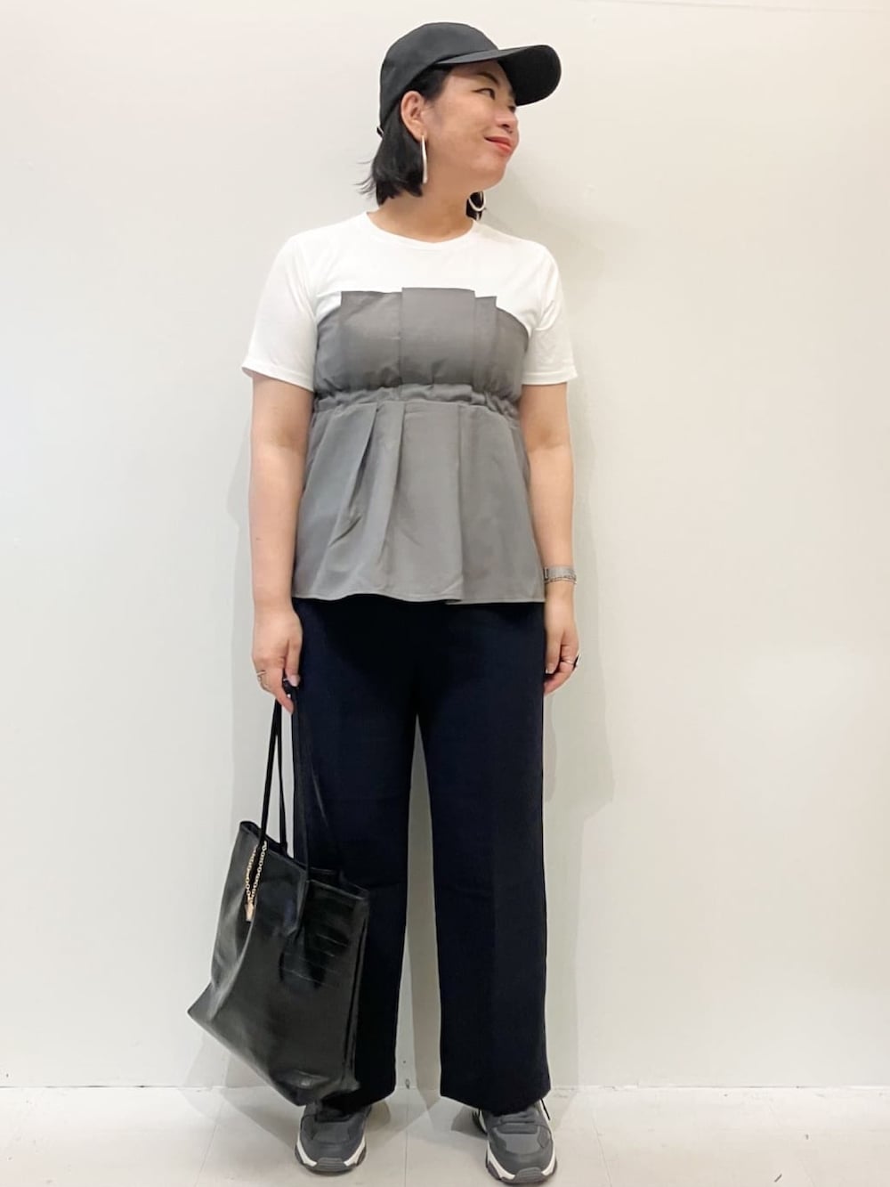 グレー系のTシャツ/カットソー、ブルー系のその他パンツ、ブラック系のトートバッグを着用したレディースの夏コーディネートの2枚目の写真