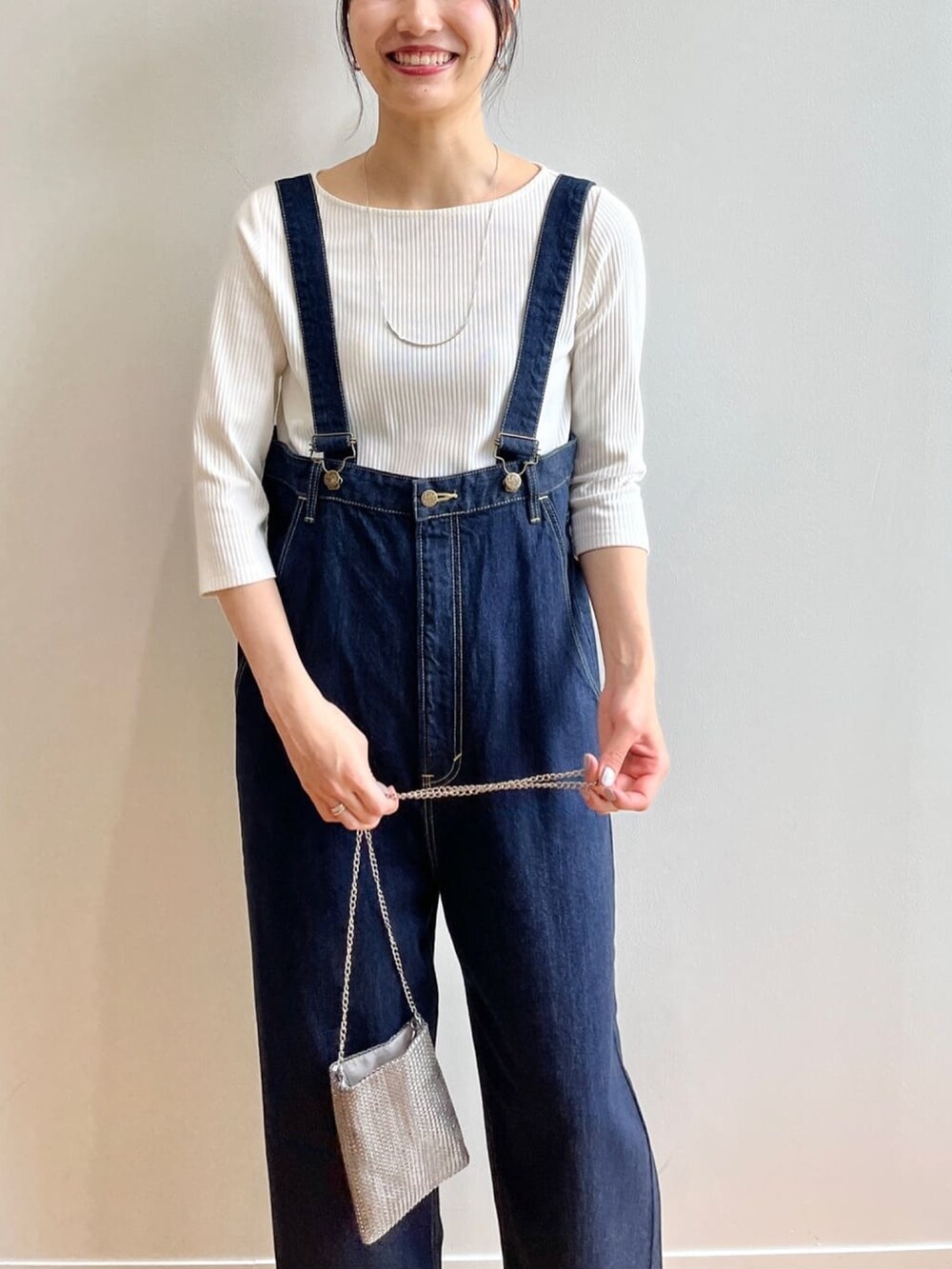ホワイト系のTシャツ/カットソー、ブルー系のサロペット/オーバーオール、シルバー系のショルダーバッグを着用したレディースの夏コーディネートの4枚目の写真