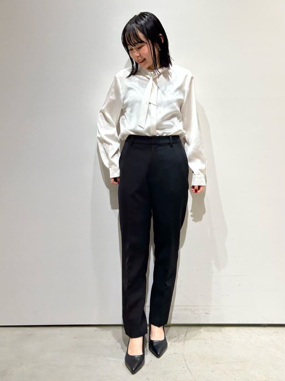 ホワイト系のシャツ/ブラウス、ブラック系のノーカラージャケット、ブラック系のその他パンツを着用したレディースの冬コーディネートの2枚目の写真