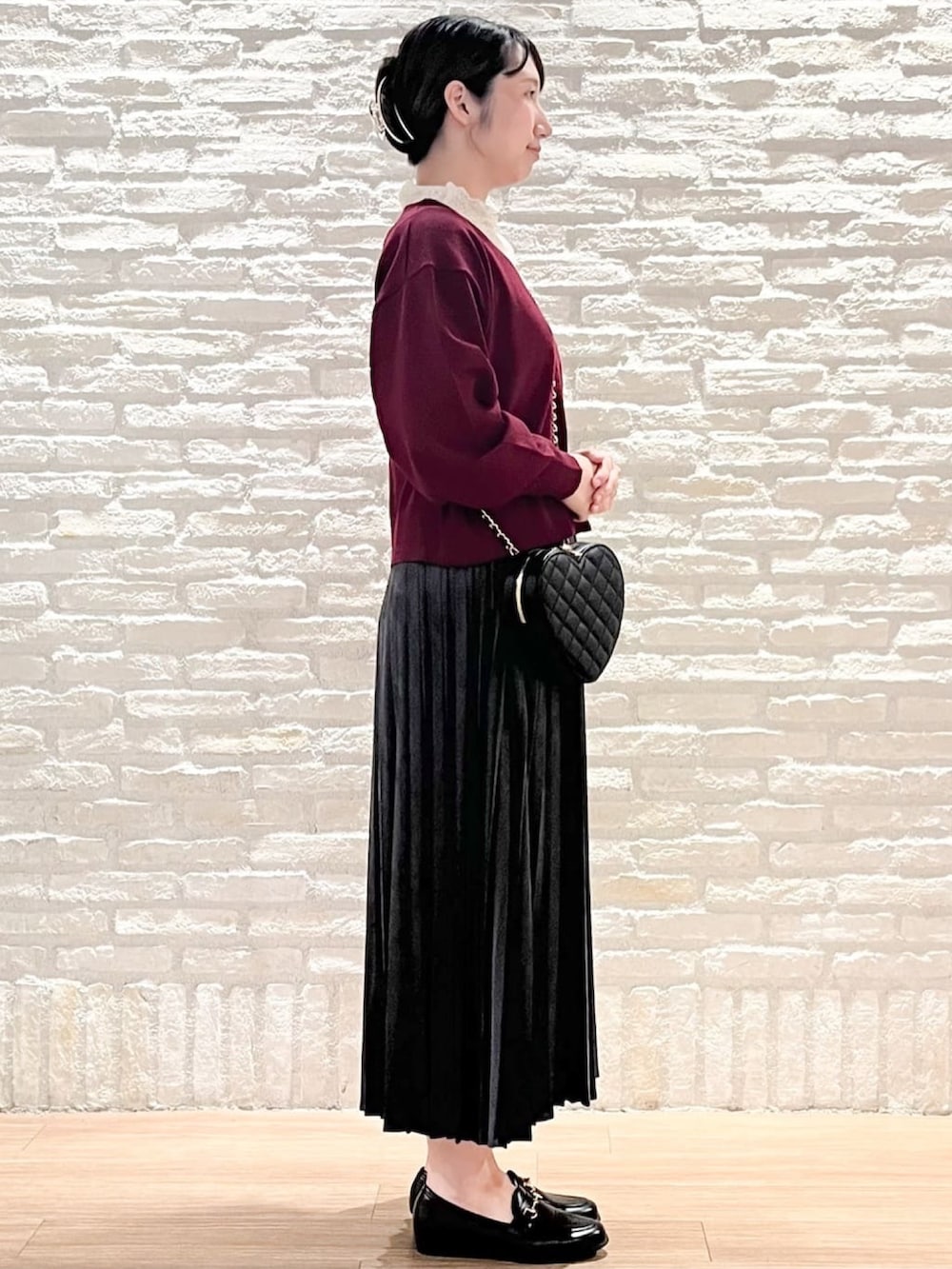 ホワイト系のTシャツ/カットソー、レッド系のカーディガン/ボレロ、ブラック系のショルダーバッグを着用したレディースの秋コーディネートの4枚目の写真