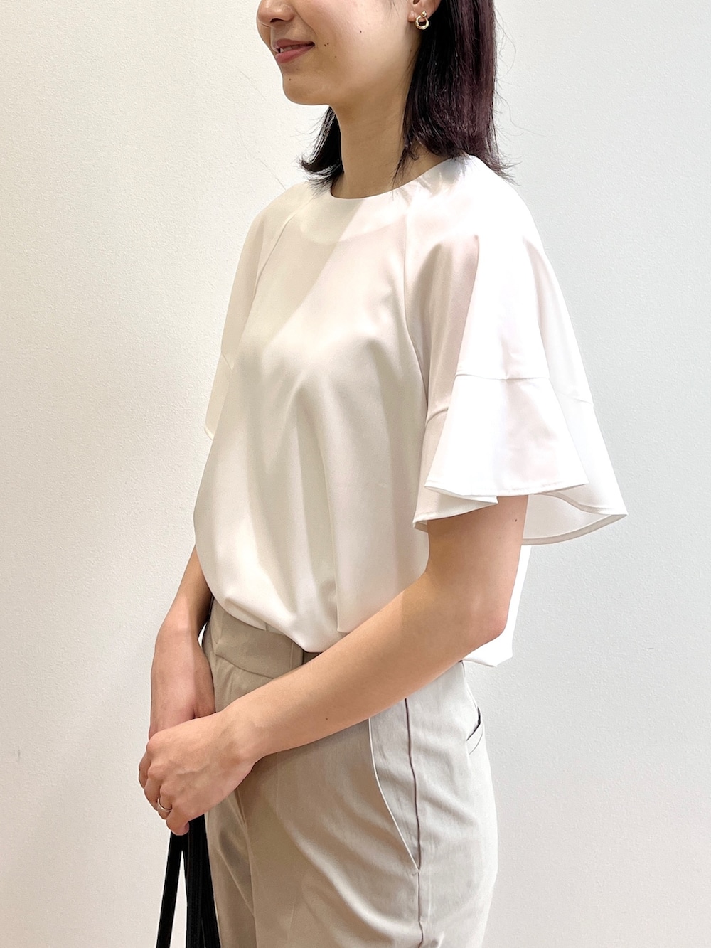 ホワイト系のシャツ/ブラウス、ベージュ系のその他パンツ、ブラック系のサンダルを着用したレディースの春コーディネートの4枚目の写真