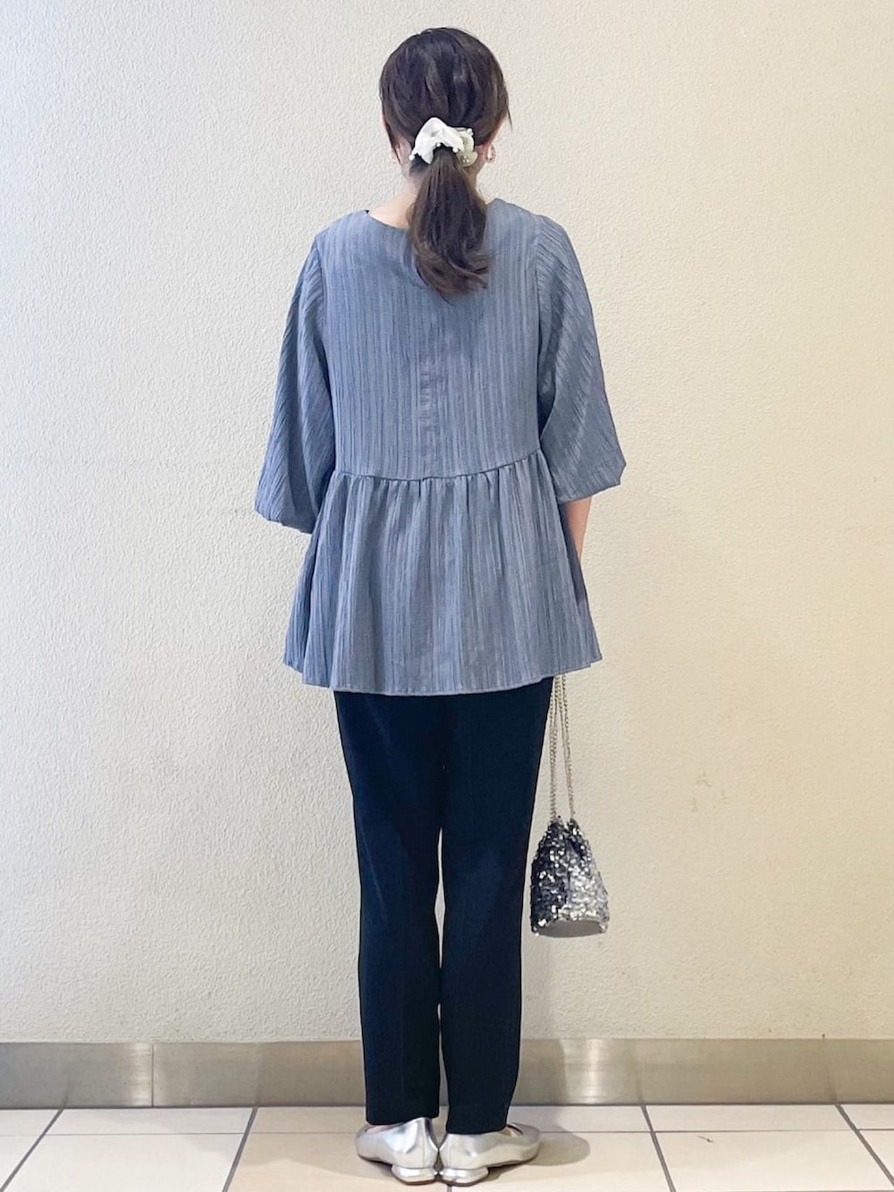 グレー系のショルダーバッグ、ブルー系のシャツ/ブラウス、ブラック系のその他パンツを着用したレディースの夏コーディネートの4枚目の写真