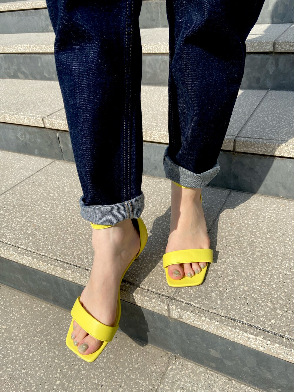 イエロー系のカーディガン/ボレロ、ブルー系のその他パンツ、イエロー系のサンダルを着用したレディースの春コーディネートの3枚目の写真