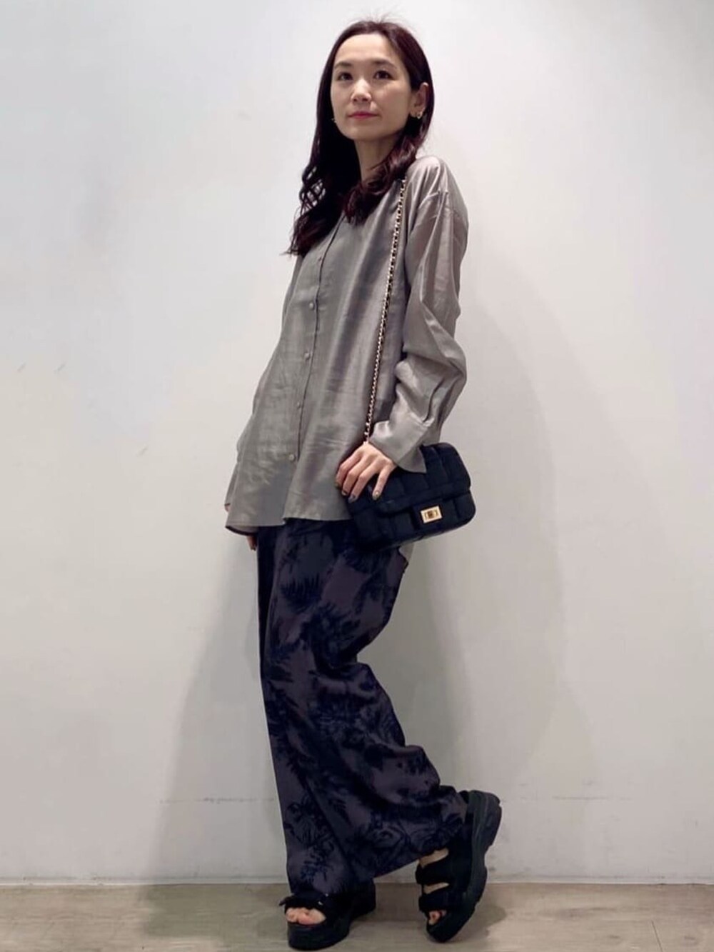 グレー系のシャツ/ブラウス、ブラック系のショルダーバッグ、グレー系のその他パンツを着用したレディースの春コーディネートの2枚目の写真