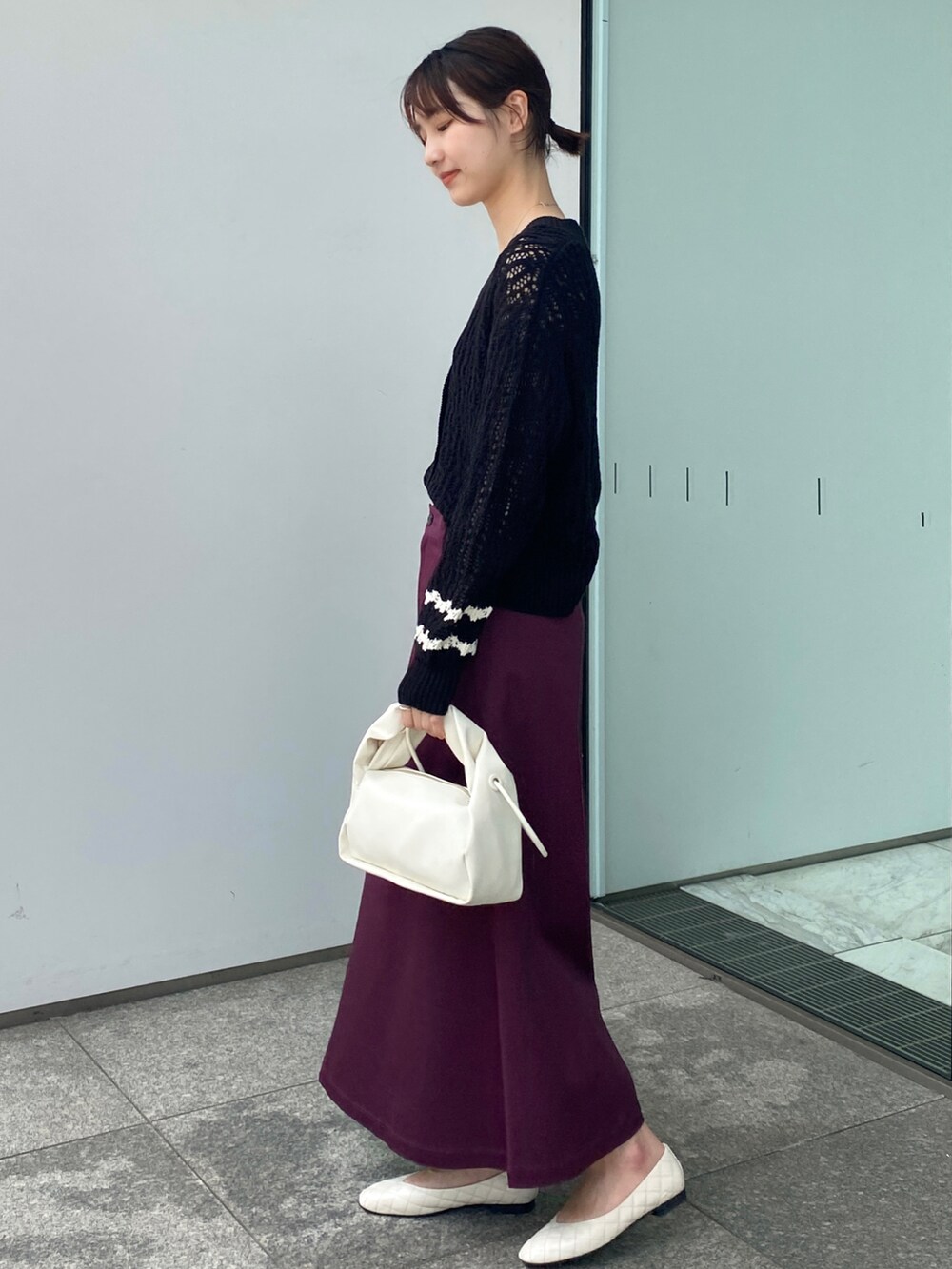 ブラック系のカーディガン/ボレロ、ホワイト系のショルダーバッグ、パープル系のスカートを着用したレディースの夏コーディネートの2枚目の写真