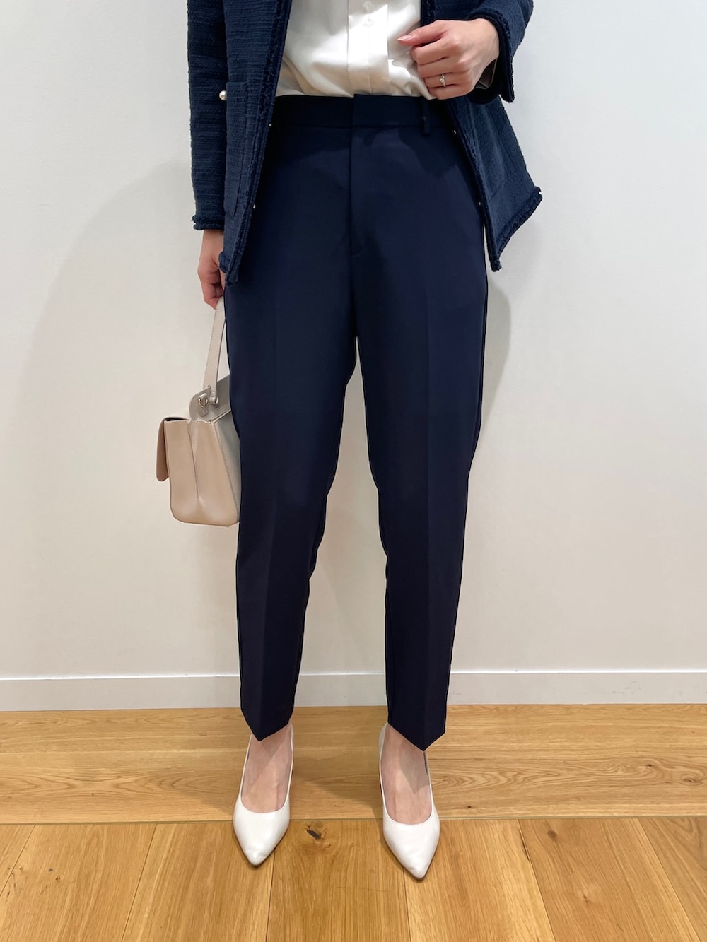 ホワイト系のシャツ/ブラウス、ブルー系のノーカラージャケット、ブルー系のその他パンツを着用したレディースの冬コーディネートの5枚目の写真