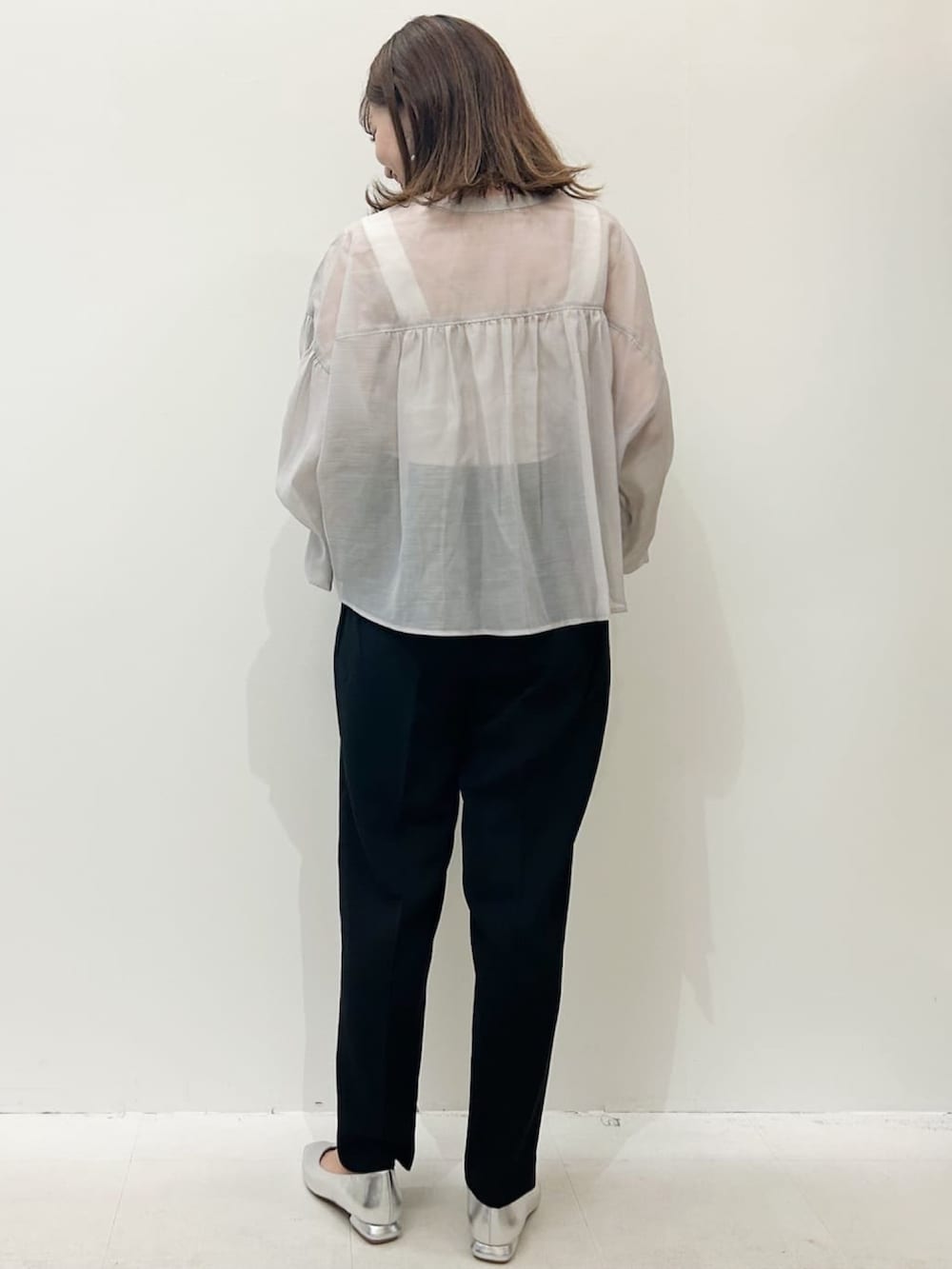 グレー系のシャツ/ブラウス、ブラック系のその他パンツ、シルバー系のトートバッグを着用したレディースの夏コーディネートの3枚目の写真