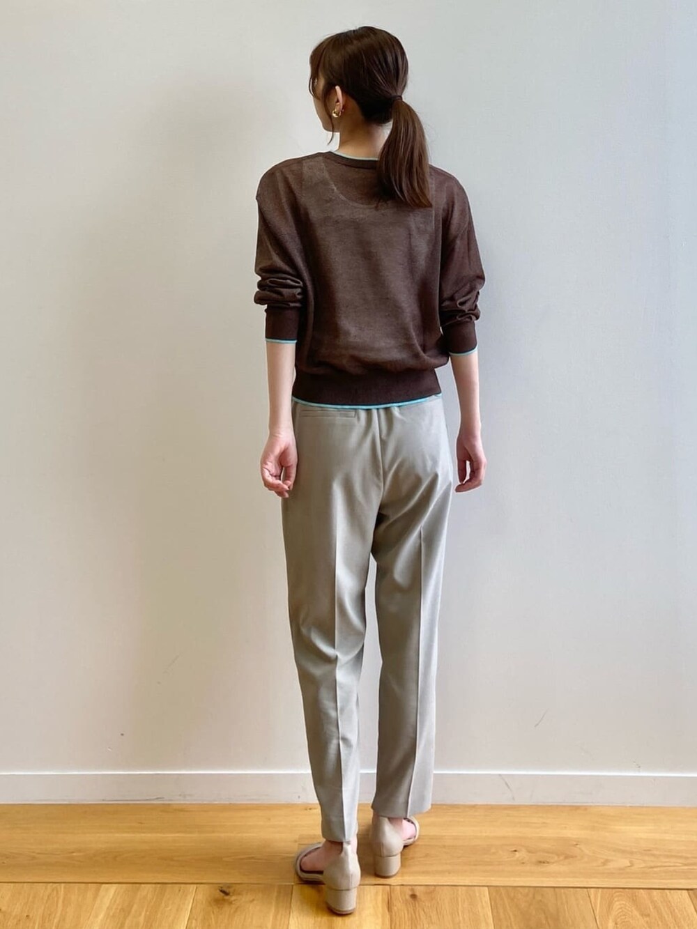 ブラウン系のカーディガン/ボレロ、グレー系のその他パンツ、ベージュ系のサンダルを着用したレディースの夏コーディネートの3枚目の写真