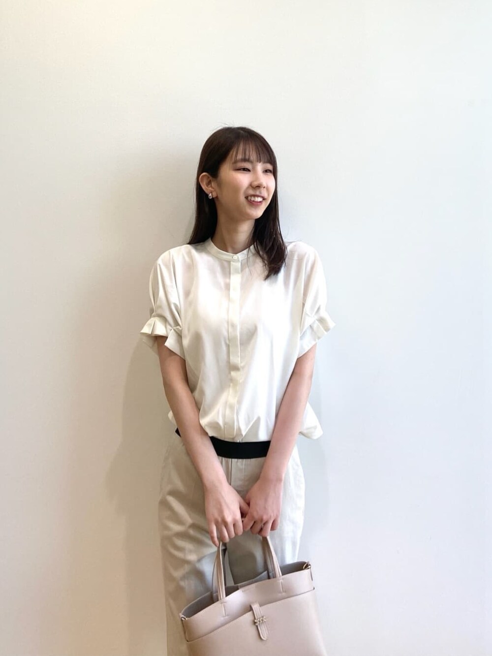 ホワイト系のシャツ/ブラウス、ベージュ系のその他パンツ、ベージュ系のトートバッグを着用したレディースの夏コーディネートの6枚目の写真