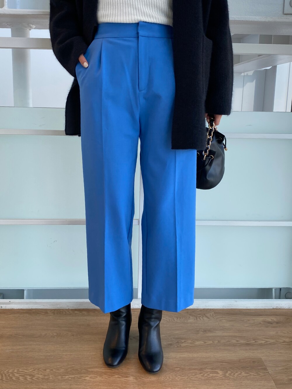 ホワイト系のニット/セーター、グレー系のカーディガン/ボレロ、ブルー系のその他パンツを着用したレディースの秋コーディネートの5枚目の写真