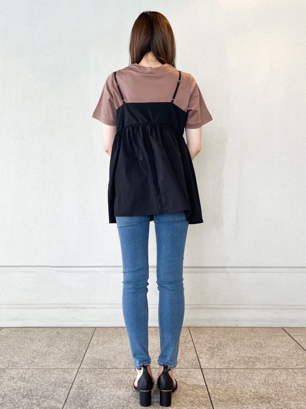 ブラック系のシャツ/ブラウス、イエロー系のTシャツ/カットソー、ブルー系のデニムパンツを着用したレディースの夏コーディネートの2枚目の写真