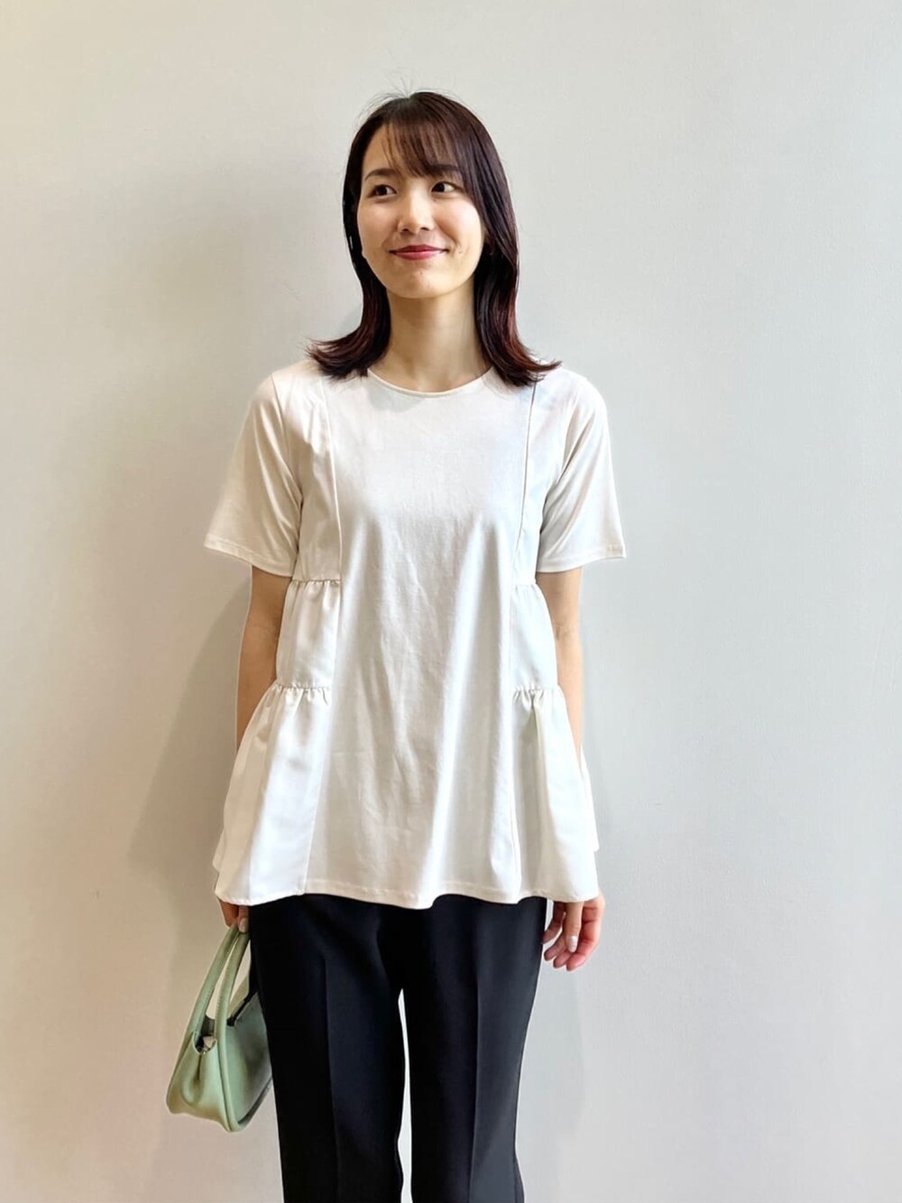 ホワイト系のTシャツ/カットソー、ブラック系のその他パンツ、ブラック系のサンダルを着用したレディースの秋コーディネートの4枚目の写真