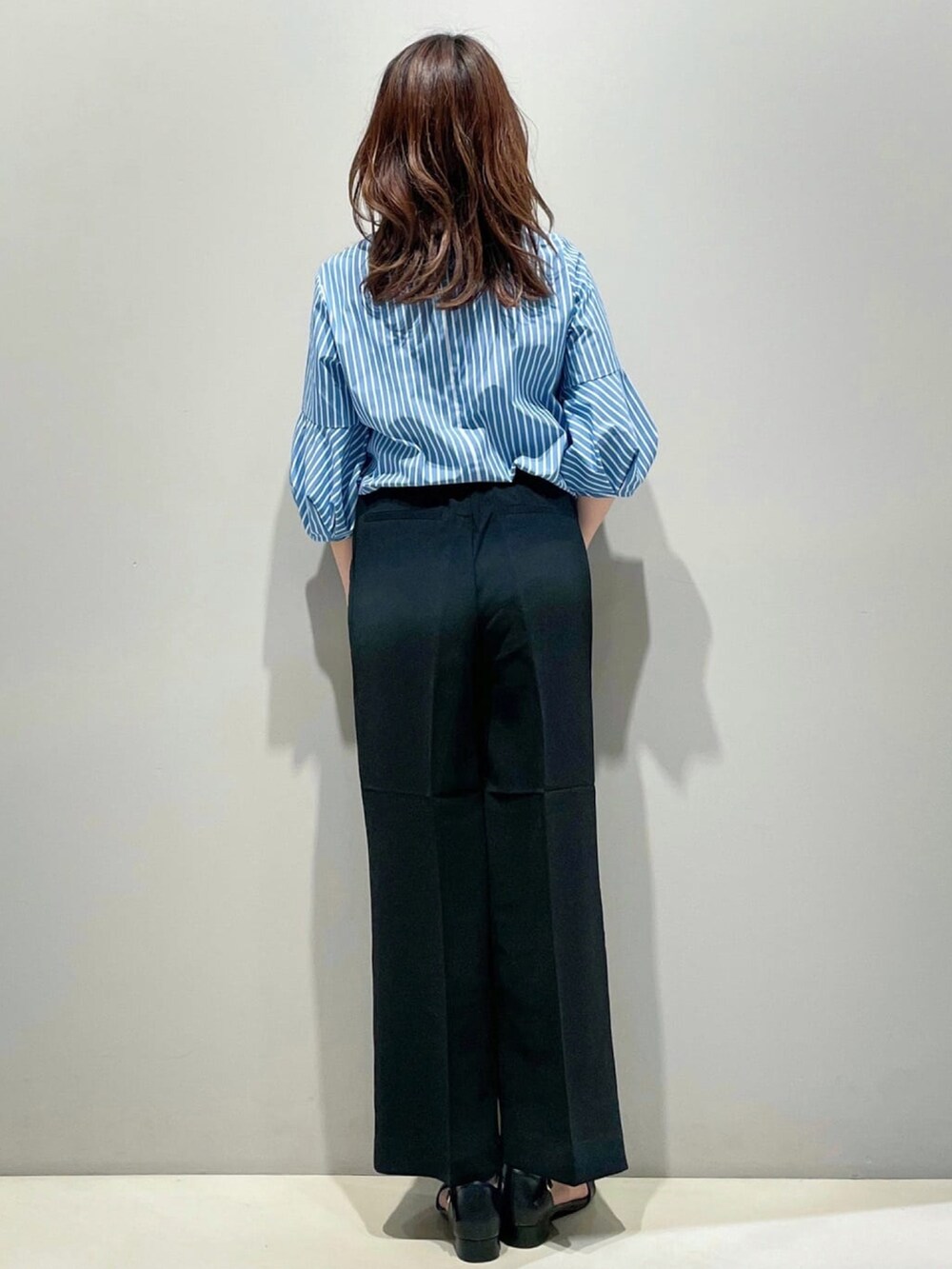 ブルー系のシャツ/ブラウス、ブラック系のその他パンツ、ブラック系のサンダルを着用したレディースの春コーディネートの4枚目の写真