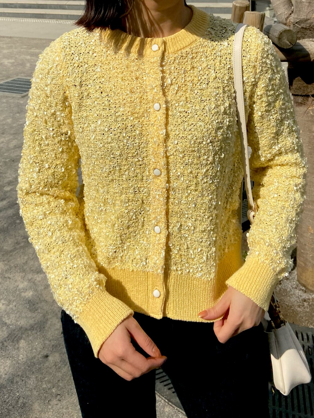 イエロー系のカーディガン/ボレロ、ブルー系のその他パンツ、イエロー系のサンダルを着用したレディースの春コーディネートの2枚目の写真