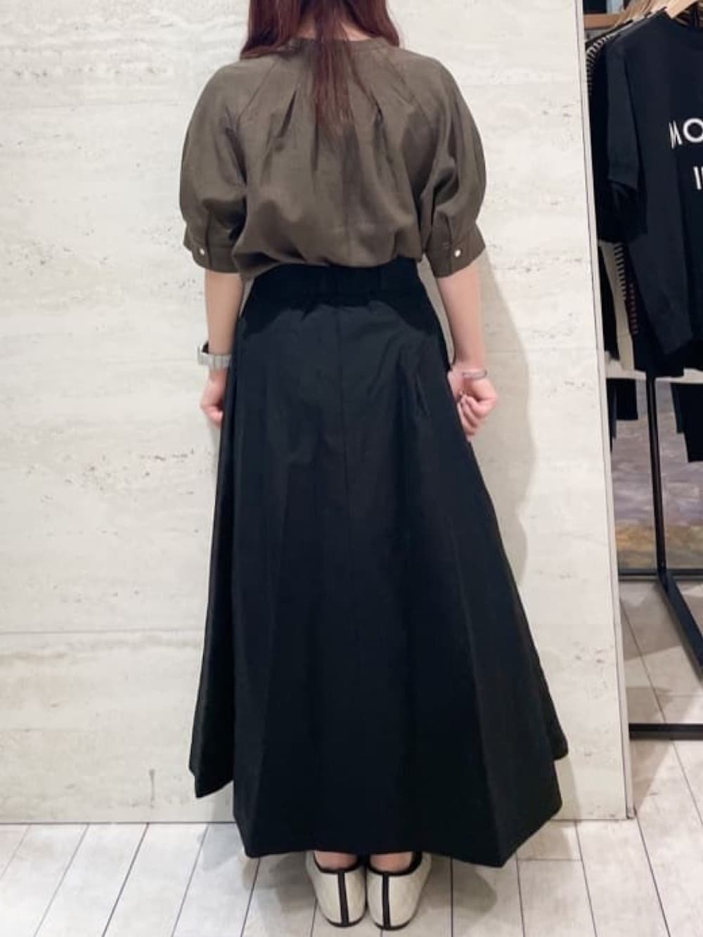 ブラウン系のシャツ/ブラウス、ブラック系のスカート、ホワイト系のパンプスを着用したレディースの秋コーディネートの4枚目の写真