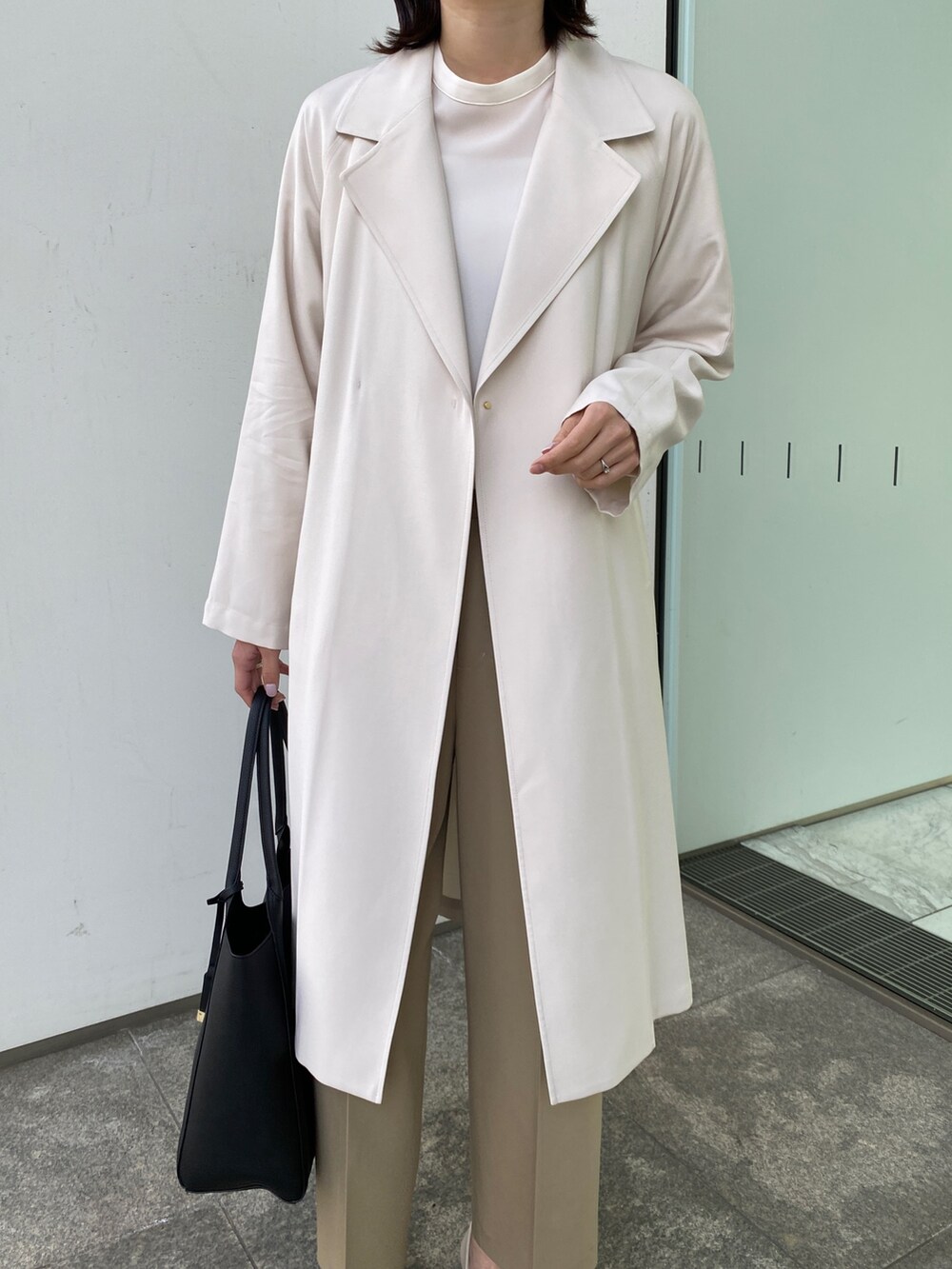 ホワイト系のトレンチコート、シルバー系のその他シューズ、グリーン系のその他パンツを着用したレディースの春コーディネートの4枚目の写真