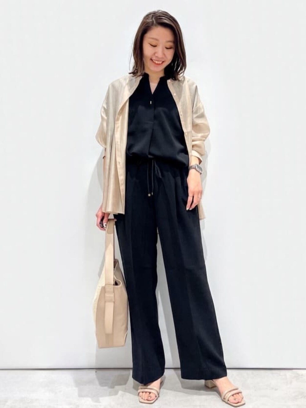 ベージュ系のシャツ/ブラウス、ブラック系のシャツ/ブラウス、ブラック系のその他パンツを着用したレディースの春コーディネートの2枚目の写真