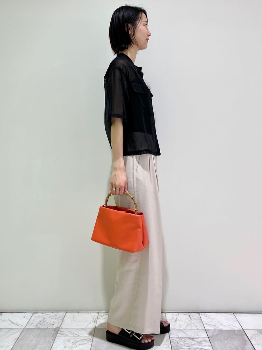 ブラック系のシャツ/ブラウス、ブラック系のタンクトップ、ブラック系のサンダルを着用したレディースの春コーディネートの5枚目の写真