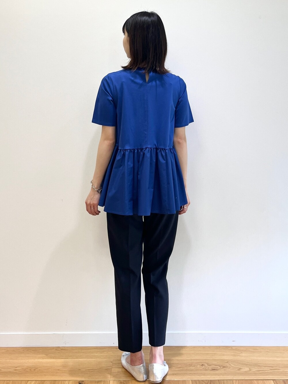 ブルー系のTシャツ/カットソー、ブルー系のその他パンツ、シルバー系のその他シューズを着用したレディースの春コーディネートの3枚目の写真