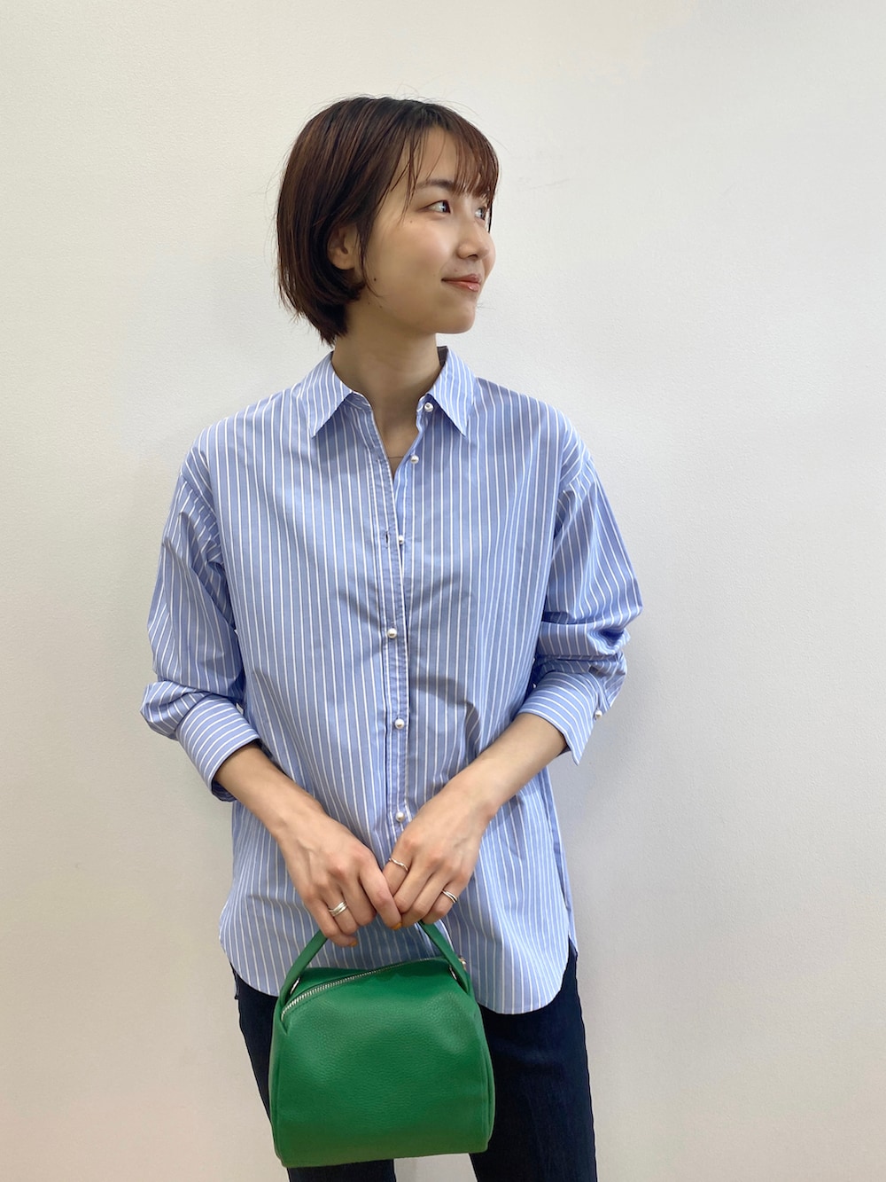 ブルー系のシャツ/ブラウス、グリーン系のショルダーバッグ、ブルー系のその他パンツを着用したレディースの夏コーディネートの4枚目の写真
