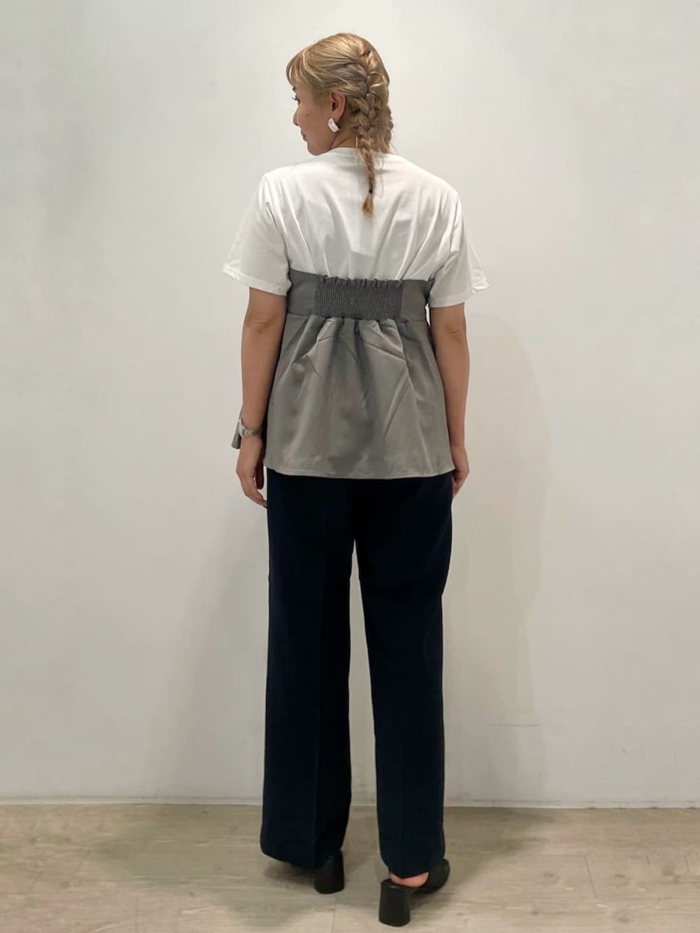 グレー系のTシャツ/カットソー、ブルー系のその他パンツ、ブラック系のサンダルを着用したレディースの夏コーディネートの6枚目の写真