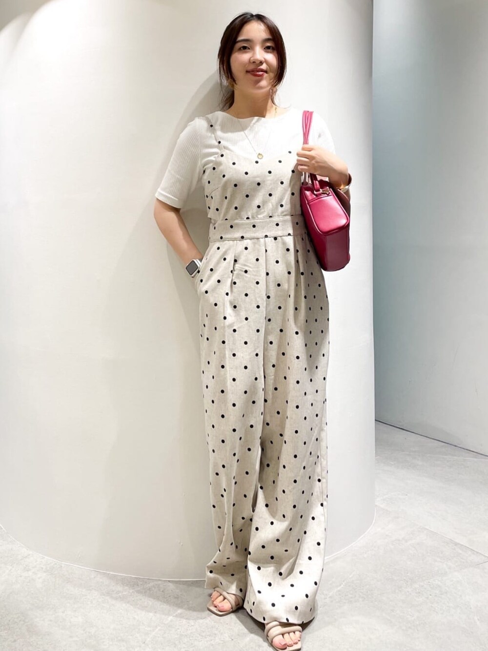 ベージュ系のサロペット/オーバーオール、ホワイト系のTシャツ/カットソー、ベージュ系のサンダルを着用したレディースの夏コーディネートの2枚目の写真