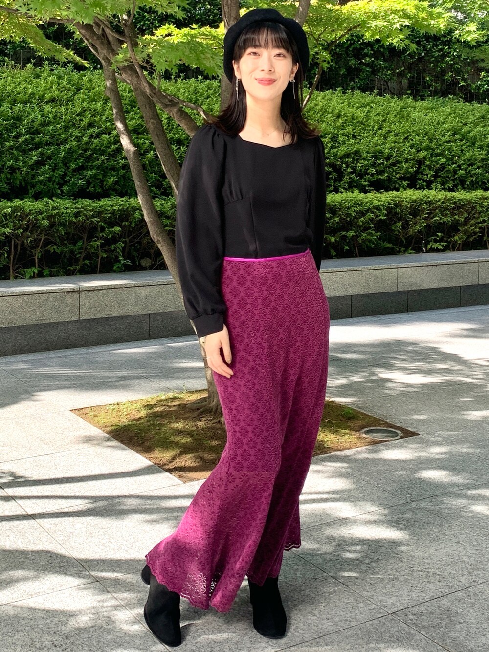 ブラック系のライダースジャケット、ブラック系のシャツ/ブラウス、パープル系のスカートを着用したレディースの秋コーディネートの3枚目の写真