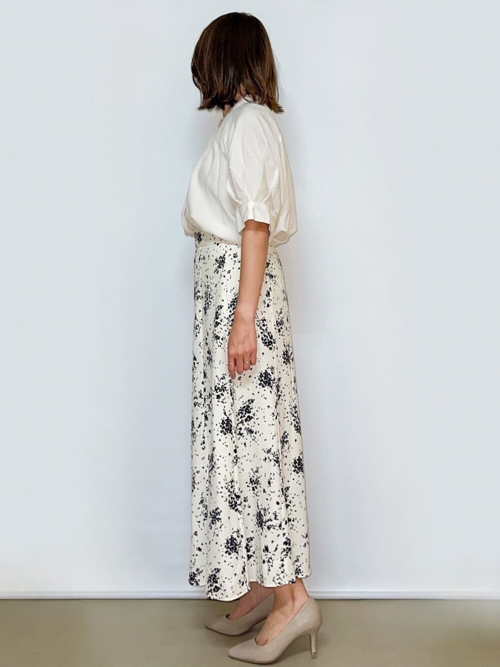 ホワイト系のシャツ/ブラウス、ホワイト系のスカート、ホワイト系のショルダーバッグを着用したレディースの夏コーディネートの5枚目の写真