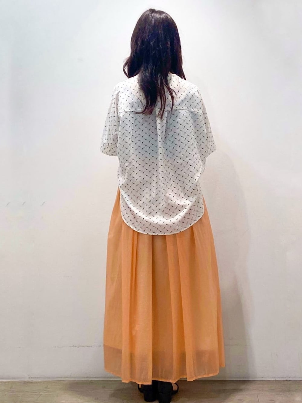 ホワイト系のシャツ/ブラウス、オレンジ系のスカート、ベージュ系のトートバッグを着用したレディースの春コーディネートの7枚目の写真